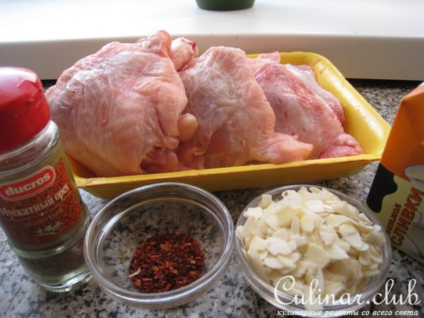 Курица с миндалем запеченная в сливках