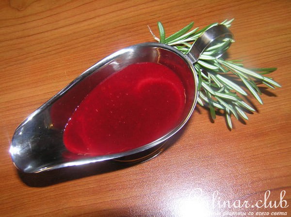 Утка с яблоками и брусничным соусом