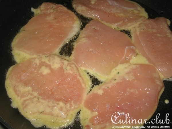Куриная отбивная с сыром в кляре. 