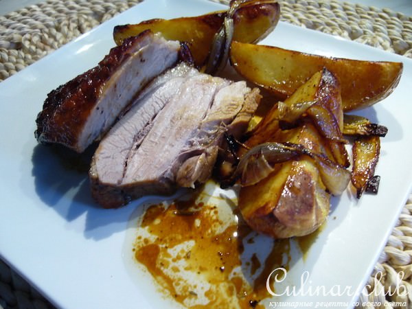 Индюшка в вермуте с карамелизованным луком и картошкой