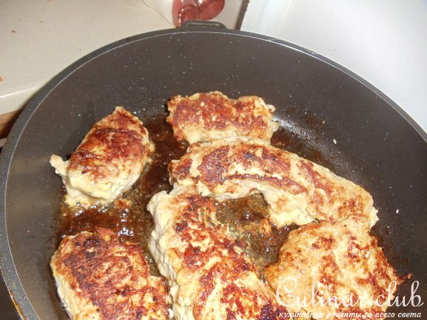 Рулетики из индейки с шампиньонами и сыром