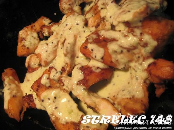 Куриные грудки с соусом из киви.