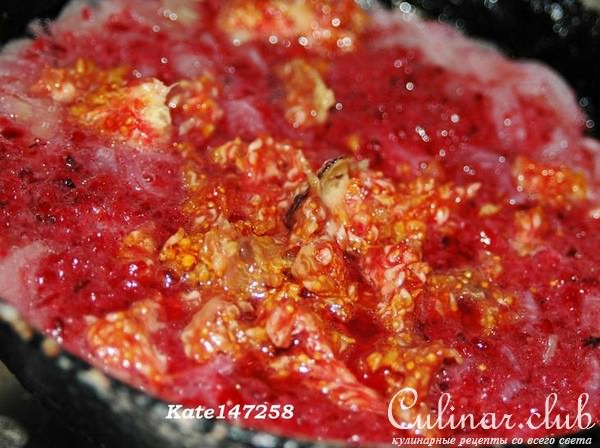 Куриные грудки с инжирным соусом.