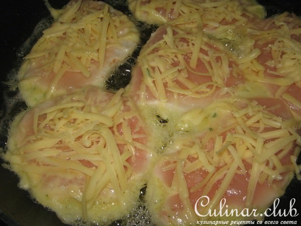 Куриная отбивная с сыром в кляре. 
