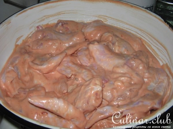Крылышки куриные в розовом соусе.