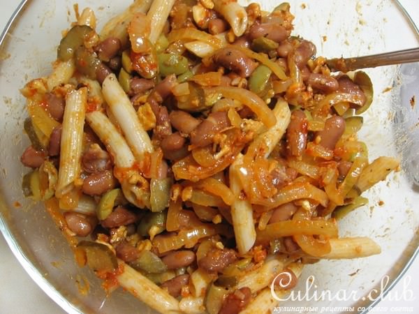 Курица, фаршированная фасолью с макаронами
