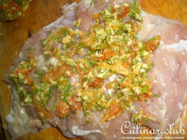 Рулеты из окорочков с курагой
