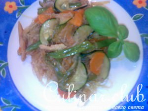 Стеклянная вермишель с индюшкой и овощами