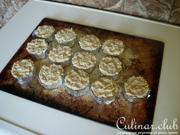 Картофельно-куриное суфле с пикантным соусом.
