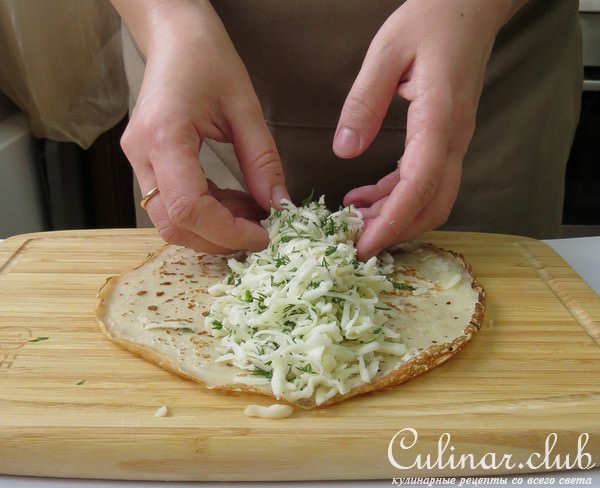 Золотая курочка, фаршированная сырными роллами из блинов