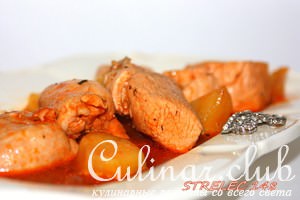 Курица тушеная с яблоками