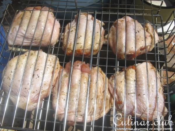 Курица на решётке, маринованная с соусом Киккоман