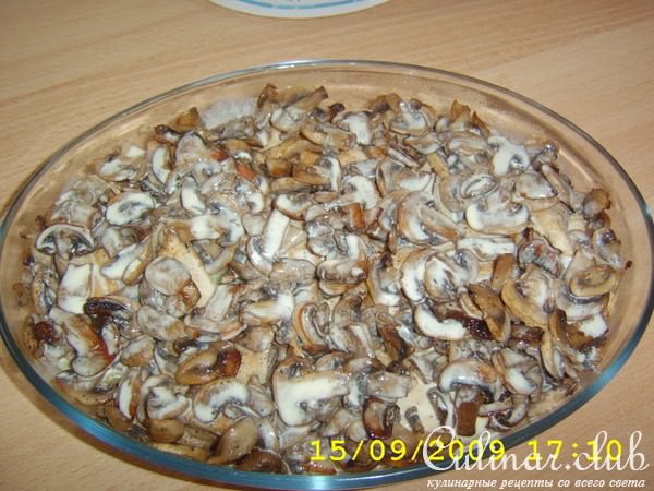 Куриная грудинка на картофельной подушке и под грибным покрывалом