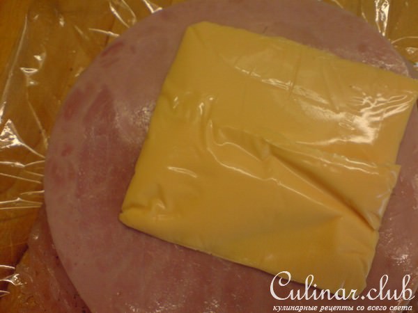 Рулетики из куриной грудки в сырном соусе
