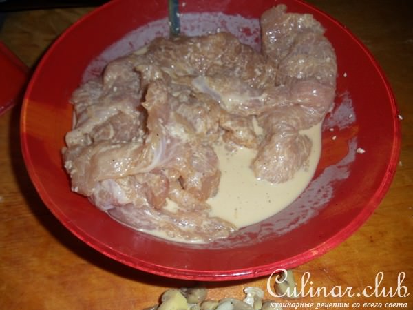 Рулетики из индейки с шампиньонами и сыром