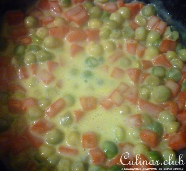 Нежная курочка по-итальянски с морковью и зеленым горошком в молочно-сливочном соусе