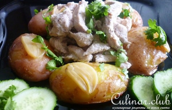 Молодая картошка с сочным и нежным куриным филе