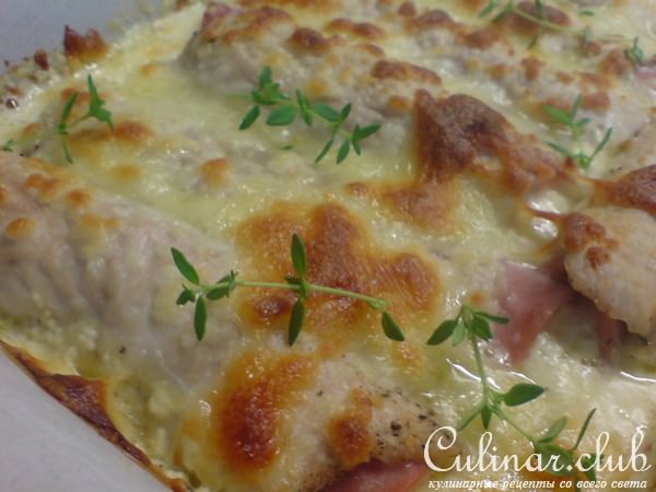 Рулетики из куриной грудки в сырном соусе