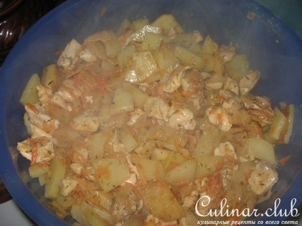 Жаркое в горшочке из курицы и капусты.