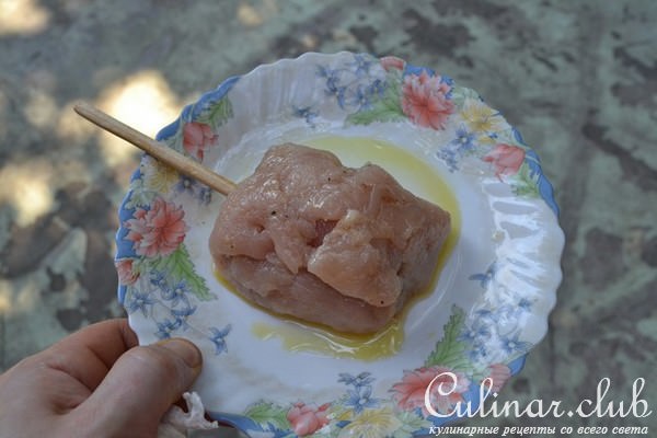 "Эскимо" из курицы с грибами и пармезаном, с рататуем и овощной сальсой.