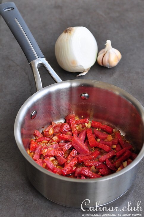 Цыпленок coquelet фаршированный чоризо, фасолью и каперсами, и фуа гра с ягодным соусом