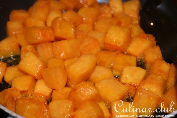 Тушенная пряная курица с тыквой