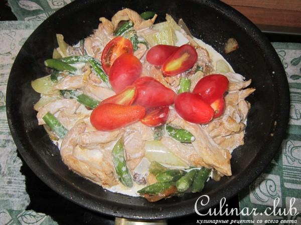 Куриная грудка с овощами и сливками 