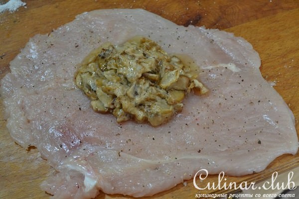 "Эскимо" из курицы с грибами и пармезаном, с рататуем и овощной сальсой.