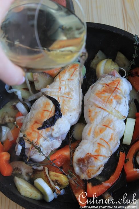 Куриные грудки, фаршированные телячьей колбасой и фисташками, под брусничным соусом
