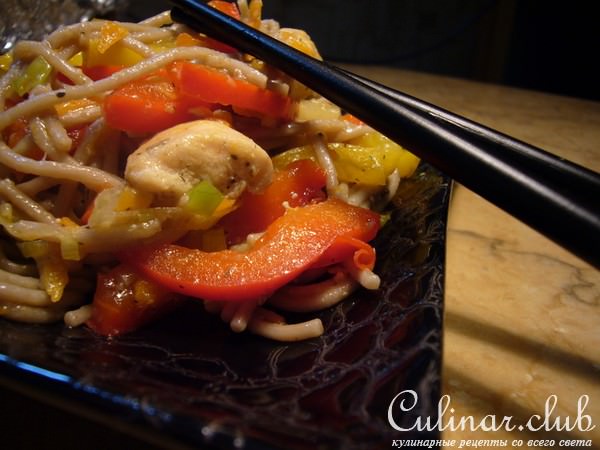 Гречневая лапша с жареной индейкой и овощами.