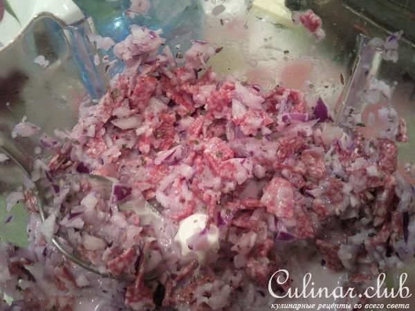 Курочка с луком ,ананасами и колбаской