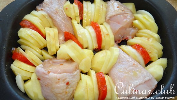 Пикантная куриная грудка с картофелем в духовке