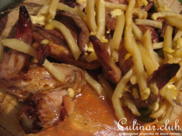 Куриные крылышки в соусе и с картошечкой фри...