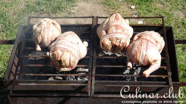 Цыплята-гриль в беконе с овощной сальсой