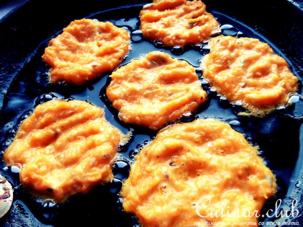 Тыквенные драники с пармезаном к курочке 