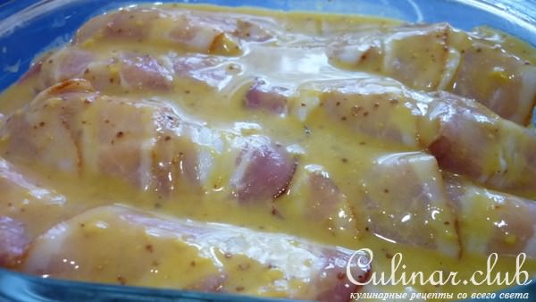 Куриные грудки в беконе,запеченые под пикантным соусом