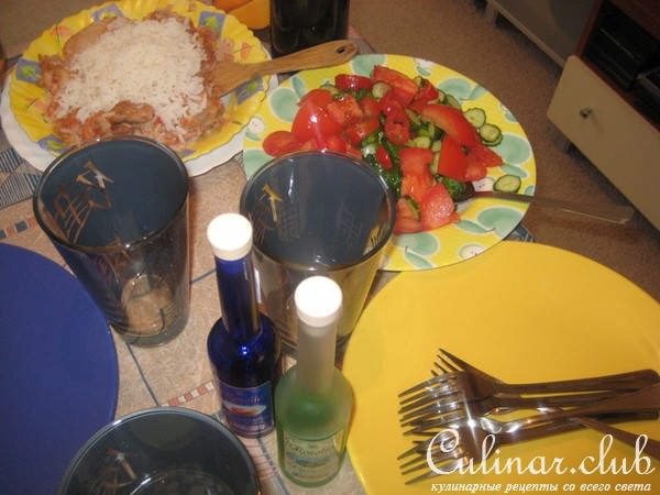 Куриное филе с соусом из оливок, каперсов и анчоусов.