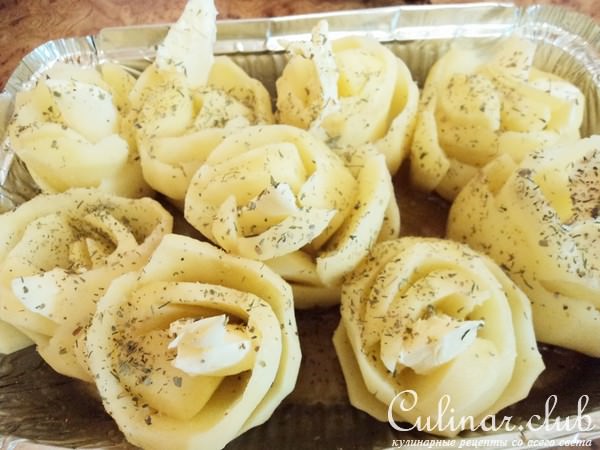 Запеченная, ароматная курица, с нарядным гарниром.