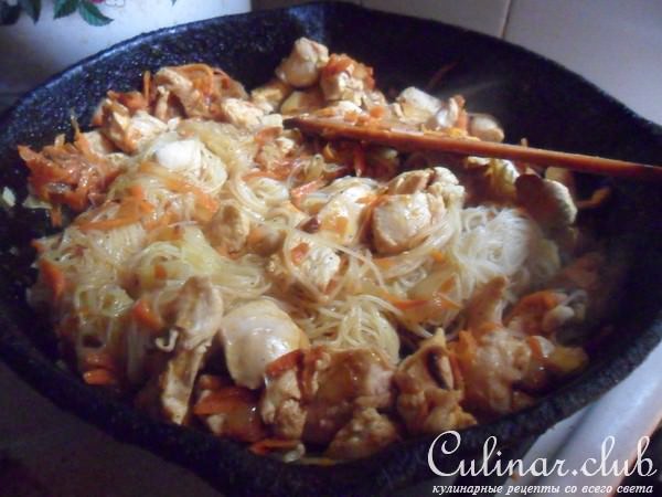 Рисовая лапша Ху Теу с курицей