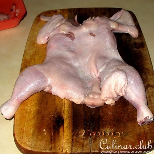 Цыпленок, без костей, фаршированный виноградом и сыром