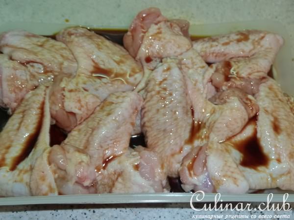 Куриные крылышки с салатом из овощей гриль с кедровыми орешками и брынзой