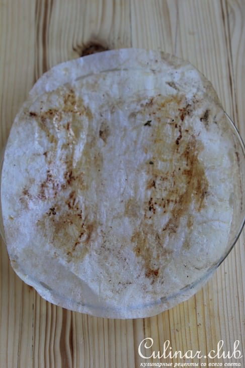 Куриные грудки, фаршированные телячьей колбасой и фисташками, под брусничным соусом