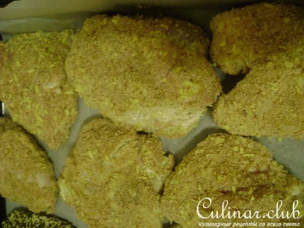 Пикантная курочка в хрустящей панировке с соусом.