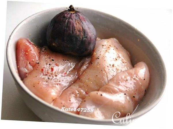 Куриные грудки с инжирным соусом.