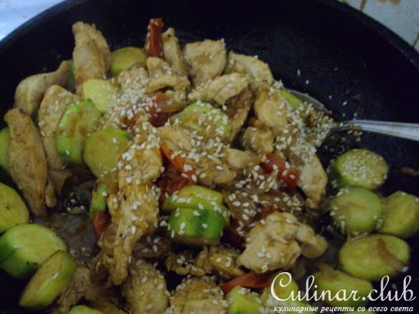 Куриная грудка с овощами и кунжутом.