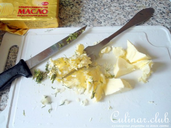 Печёная курица с ароматным маслом.