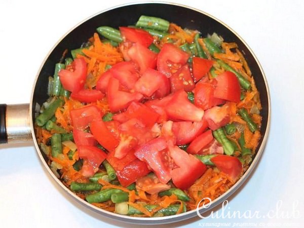 Стручковая фасоль в томате с куриной грудкой