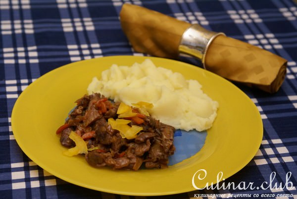 Куриный потрох тушеный с овощами и грибами
