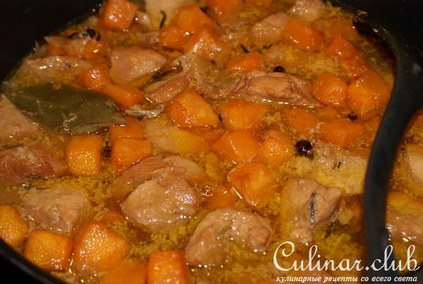 Тушенная пряная курица с тыквой