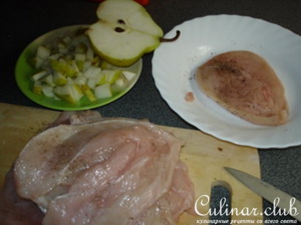 Куриные рулеты с грушей и голубым сыром